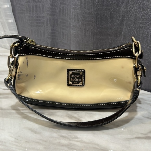 Dooney & Bourke patent leather bag J6423747. Preowned - Picture 7 of 8